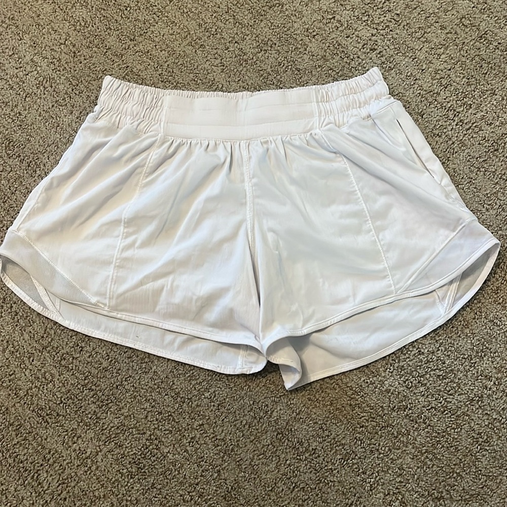 lululemon hotty hot mid rise 4” shorts